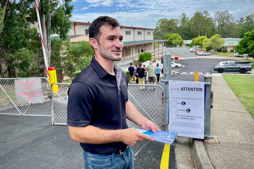 Una imagen de Ryan Bayldon Lumsden entregando tarjetas de votación a los electores en las elecciones del gobierno local.