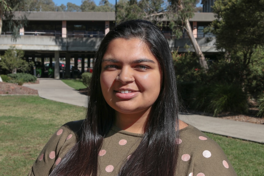 Headshot of Jinna on campus.