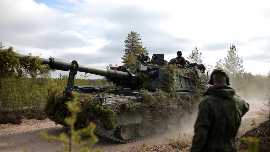 A Finnish self-propelled gun takes place in an exercise.
