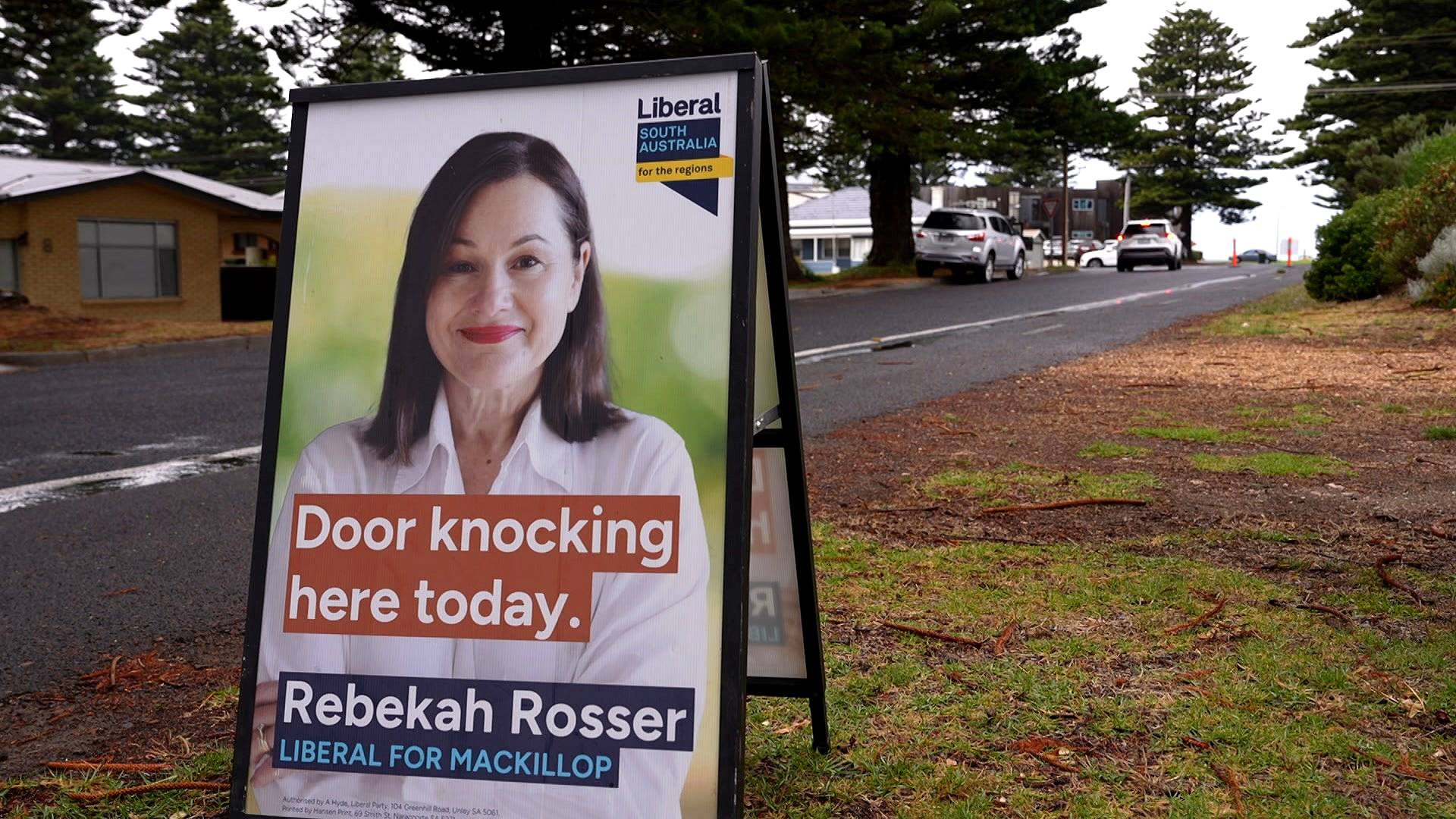 Un cartel de campaña del candidato liberal MacKillop Rebekah Rosser.