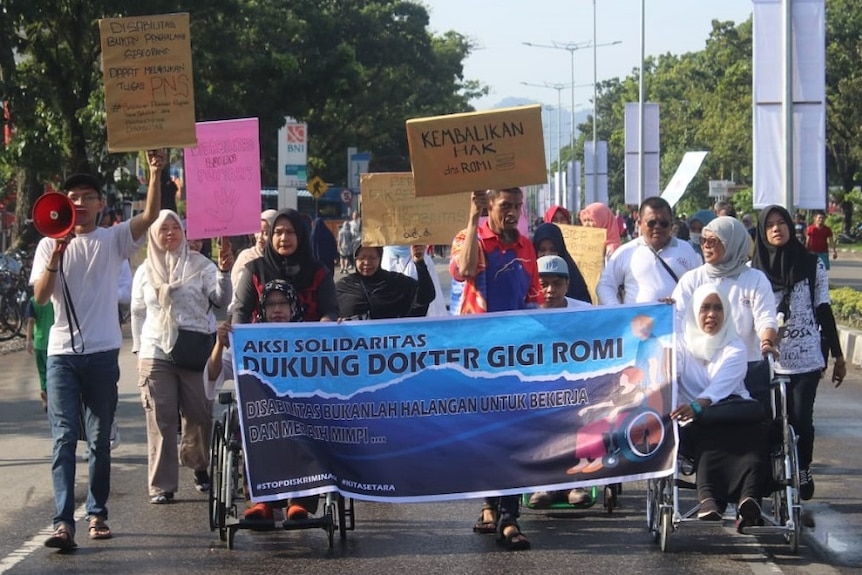 LBH Padang dan sejumlah ormas lain mengggelar aksi mendukung advokasi terhadap drg Romi.