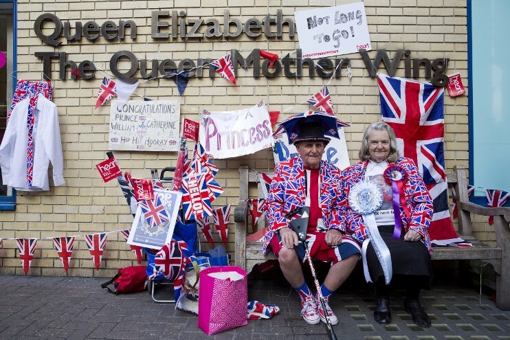 Royal fans wait outside the Lindo Wing of St Mary's hospital in London on April 27, 2015