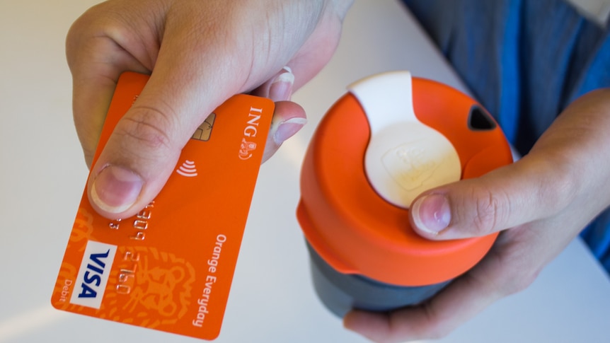 Person paying for a coffee with a credit card.