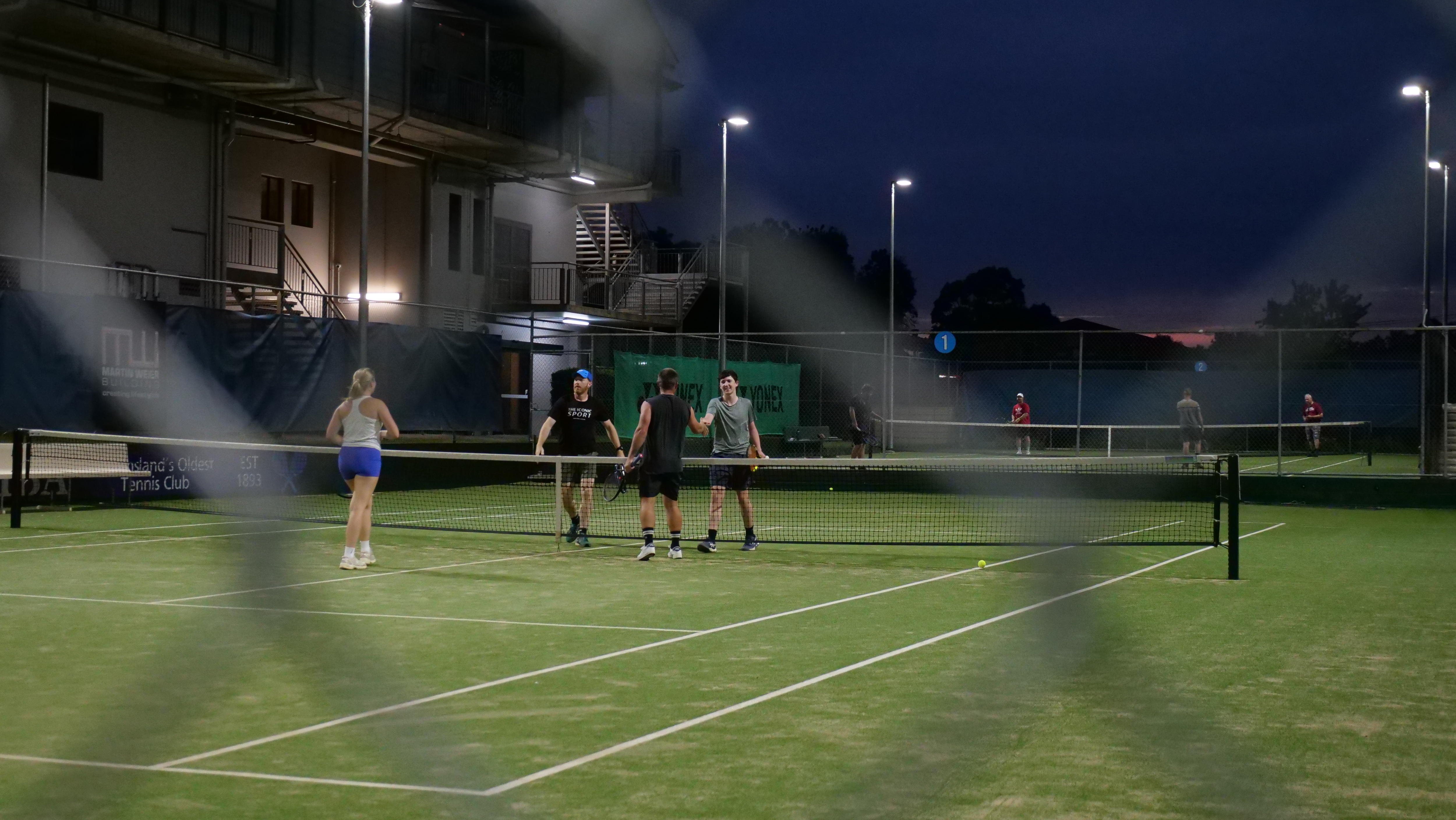 Los jugadores se dan la mano al final del juego.