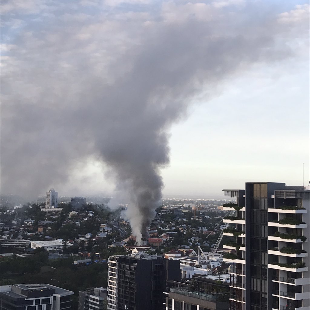 South Brisbane unit fire sends smoke across city ABC News