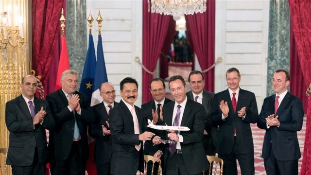 Francois Hollande applauds Airbus CEO Fabrice Bregier and Lion Air founder Rusdi Kirana