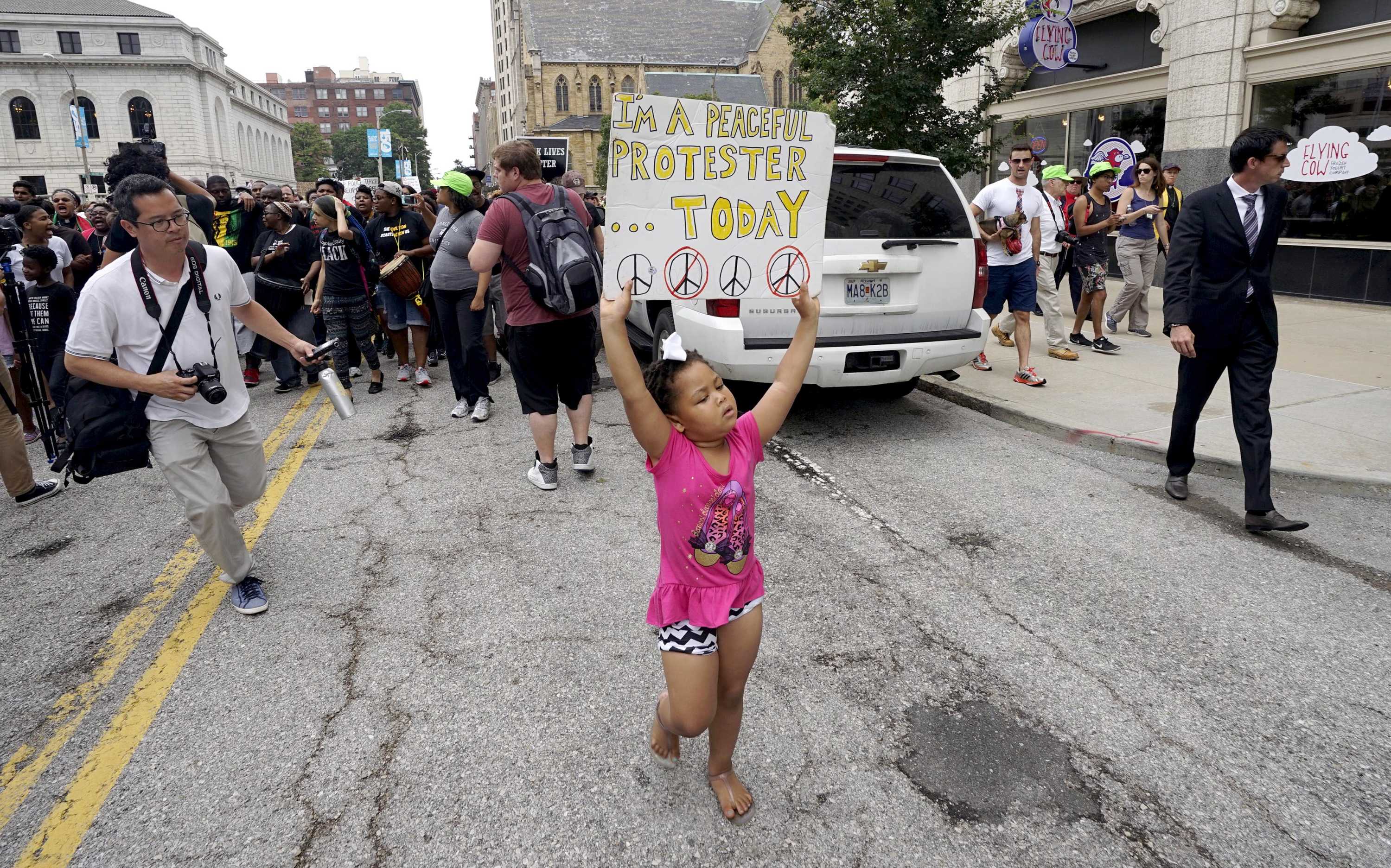 Ferguson: Protesters return to streets despite state of emergency ...