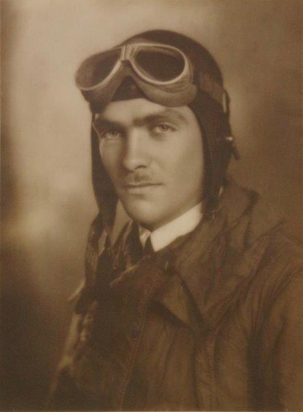 Una foto antigua de un piloto con gafas de vuelo.