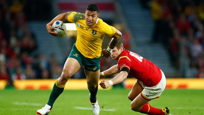 Folau attempts to make a break for the Wallabies