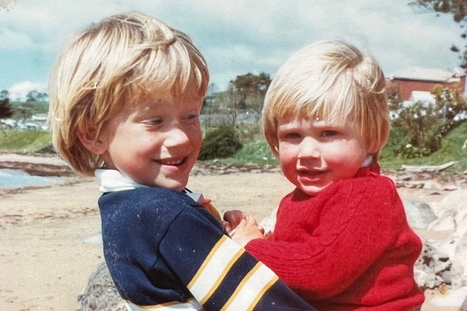 两个金发男孩，一个大约 5 岁，另一个大约 3 岁。70 年代的照片？