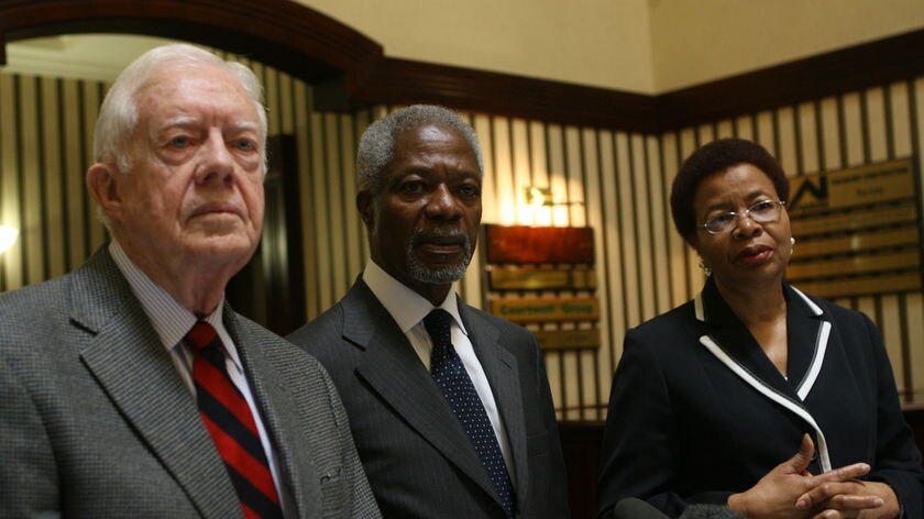 Former US President Jimmy Carter (L), former United Nations secretary-general Kofi Annan (C) and Nel