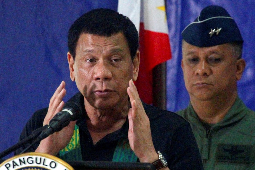 菲律宾总统罗德里戈·杜特尔特对士兵讲话。