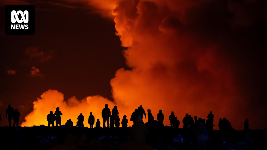 Лава выстреливает в небо во время извержения исландского вулкана
