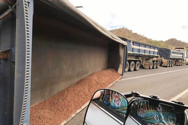 Een vrachtwagen kantelt op een snelweg in het binnenland.