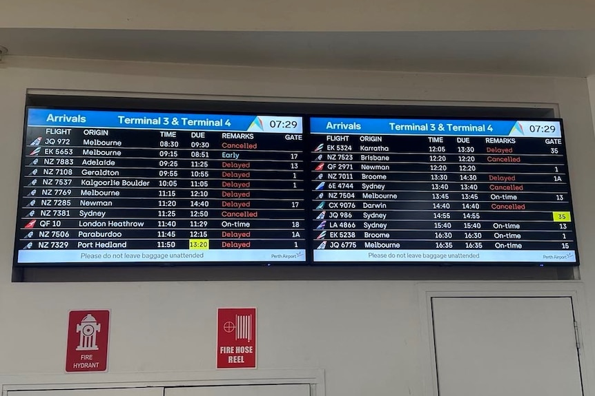 珀斯机场的显示屏上显示已取消的航班