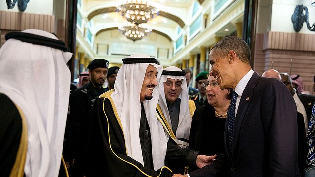 King Salman bin Abdulazis of Saudi Arabia shakes hands with Mr Obama.