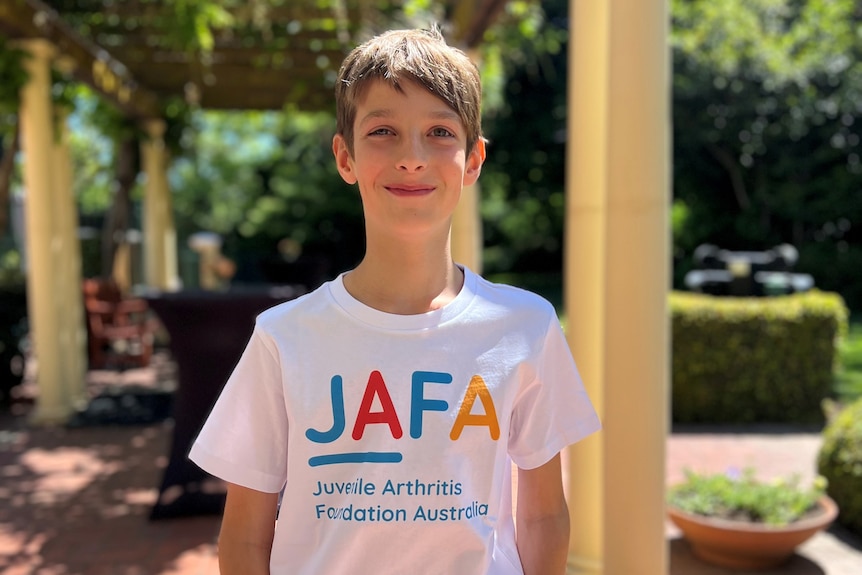 Harry Dannock wears a Juvenile Arthritis Foundation Australia T-shirt.