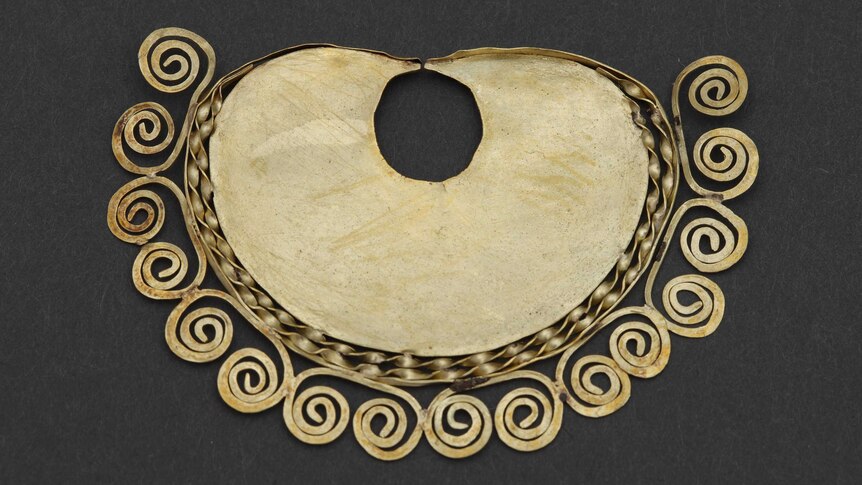 SICÁN-LAMBAYEQUE culture: Nose ornament 900–1100 AD (north coast 750–1375 AD).