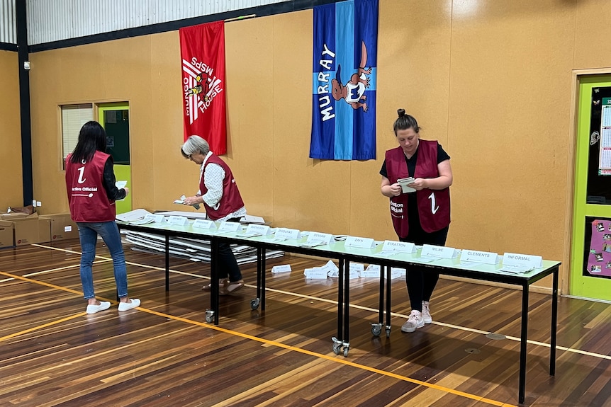three vec volunteers begin counting votes in Mildura 