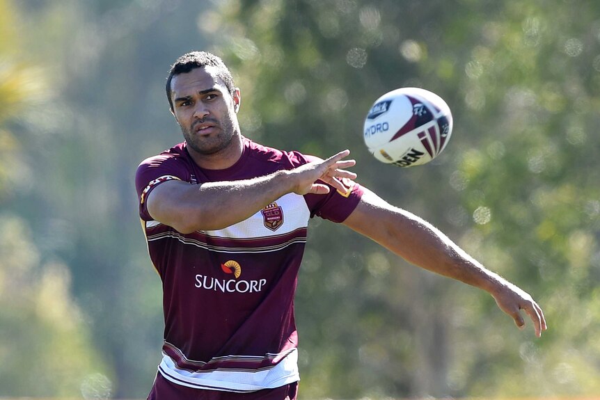 Justin O'Neill passes the ball in Queensland Maroons Origin training