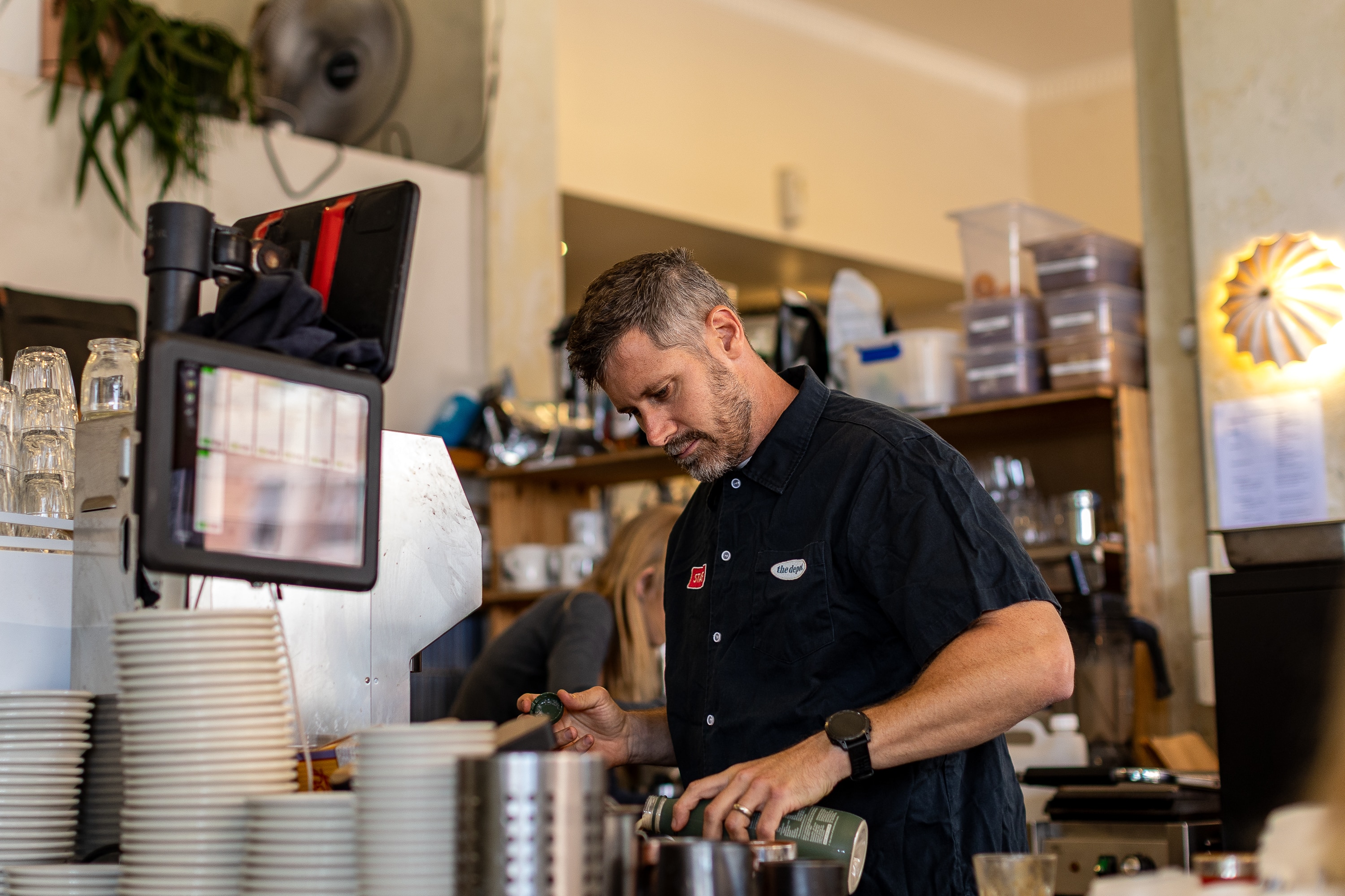 Um homem está fazendo café