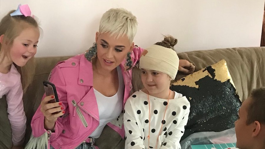 køkken Forventer Motherland Katy Perry turns up at Adelaide home to surprise sick fan - ABC News