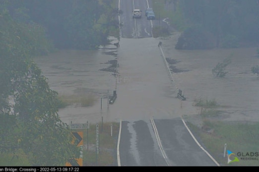 Images de vidéosurveillance d'un pont sous les eaux de crue