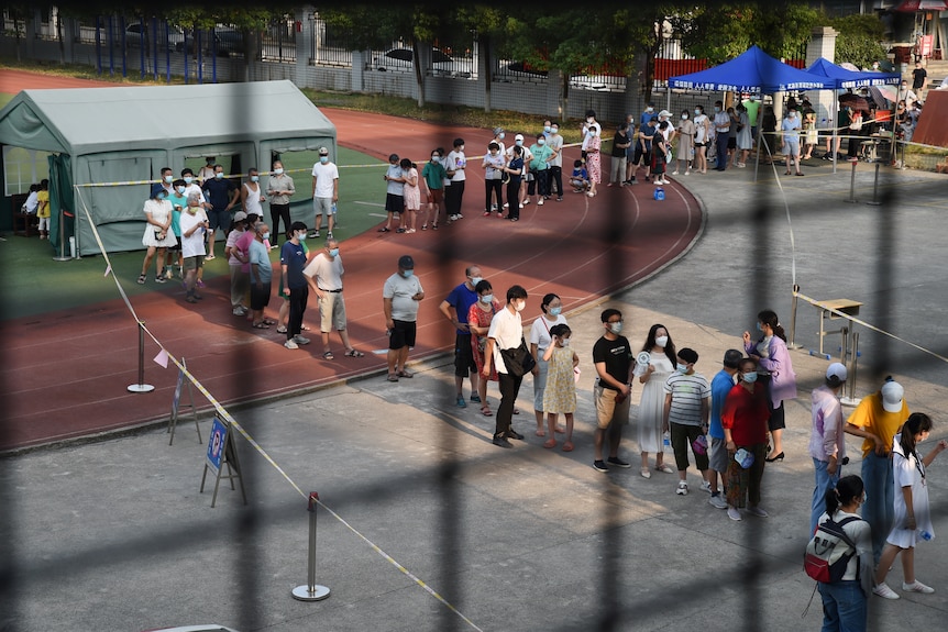 居民在武汉核试验场排长队