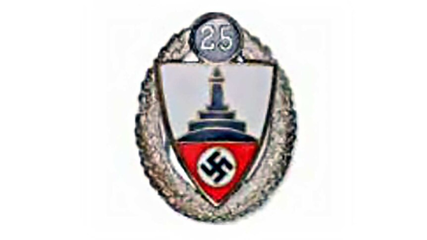 An image showing a badge with a  swastika taken from an auction catalogue.