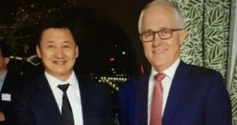 Malcolm Turnbull and Liu Xiaodong shake hands.