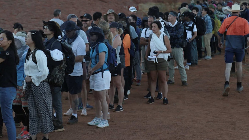 People lining up to climb Uluru