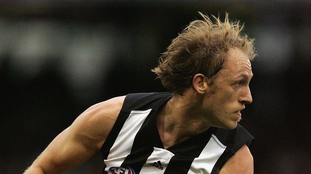 Josh Fraser of Collingwood carries the ball (game pic)