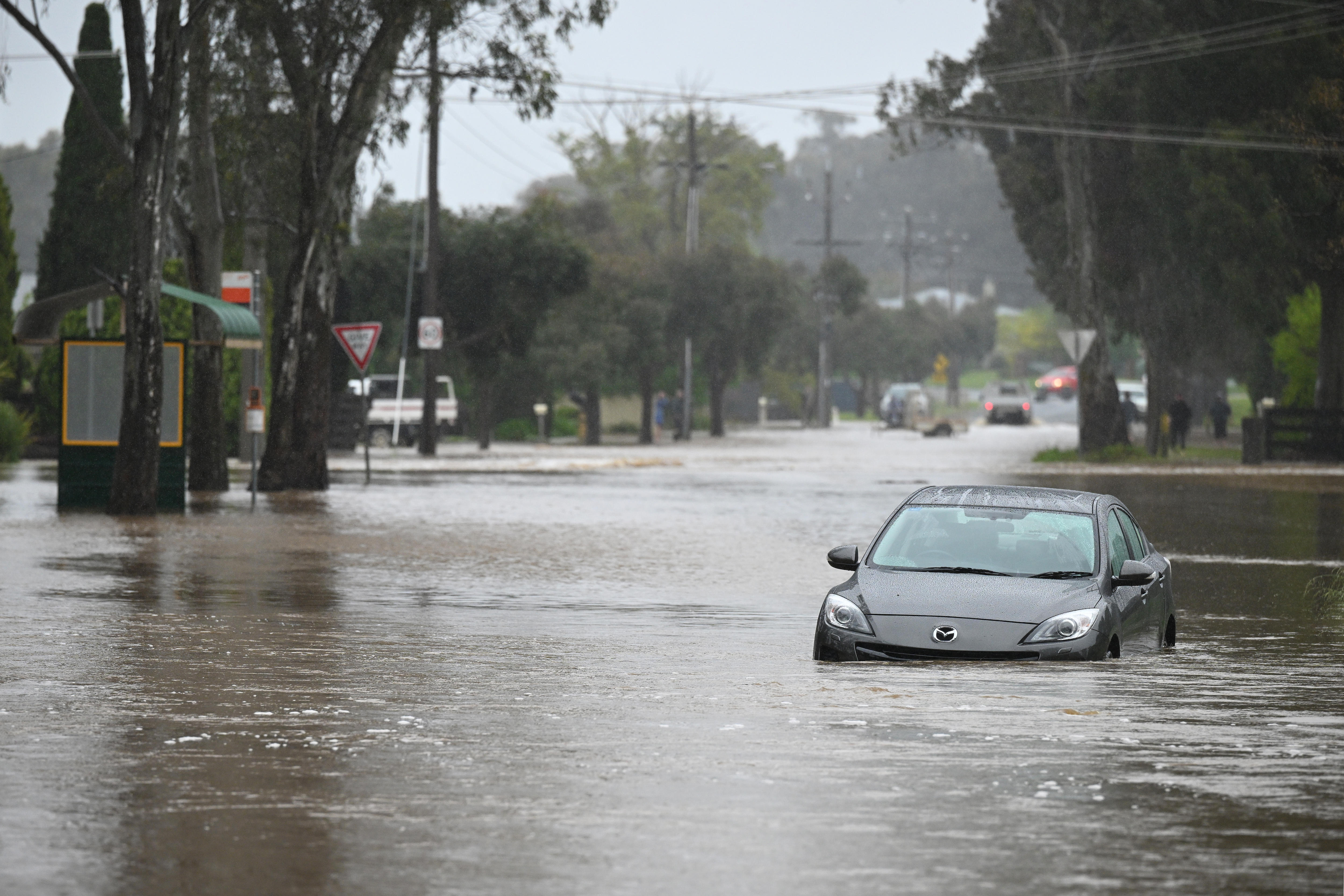 Residents urged to evacuate as floodwater rises in Victoria's north and