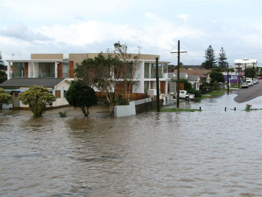 Hundreds evacuated from flooded NSW areas - ABC News