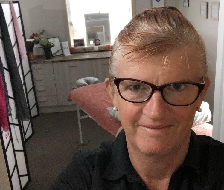 Kath Howse frente a una camilla de masajes