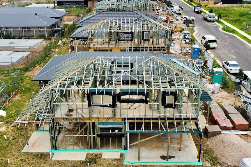 Una hilera de casas nuevas en construcción, vistas desde arriba.