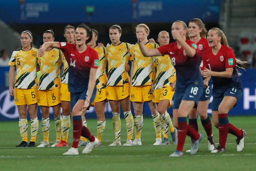 Los jugadores de Noruega celebran mientras Australia observa