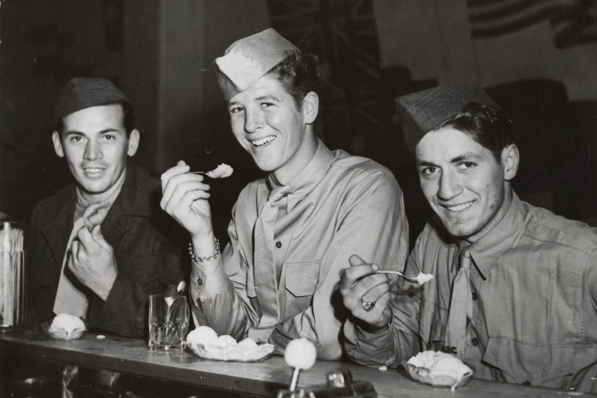 Militares estadounidenses en Australia c1942-1945, comiendo helado en un mostrador