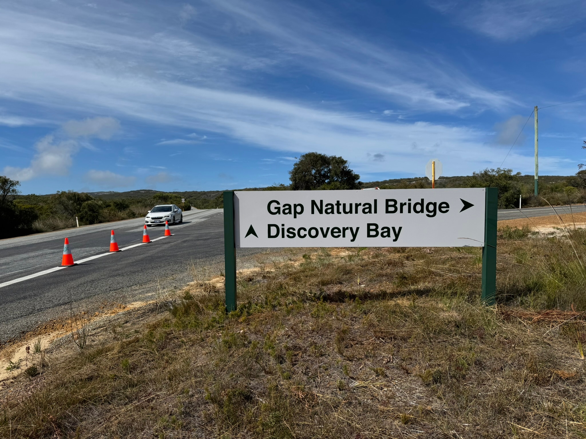 Ένα σημάδι της φυσικής γέφυρας Gap στο εθνικό πάρκο Torndirrup κοντά στο Albany. 