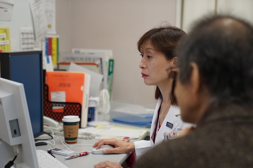 Urologist and head of Japan Medical Women's Association Yoshiko Maeda with a patient.