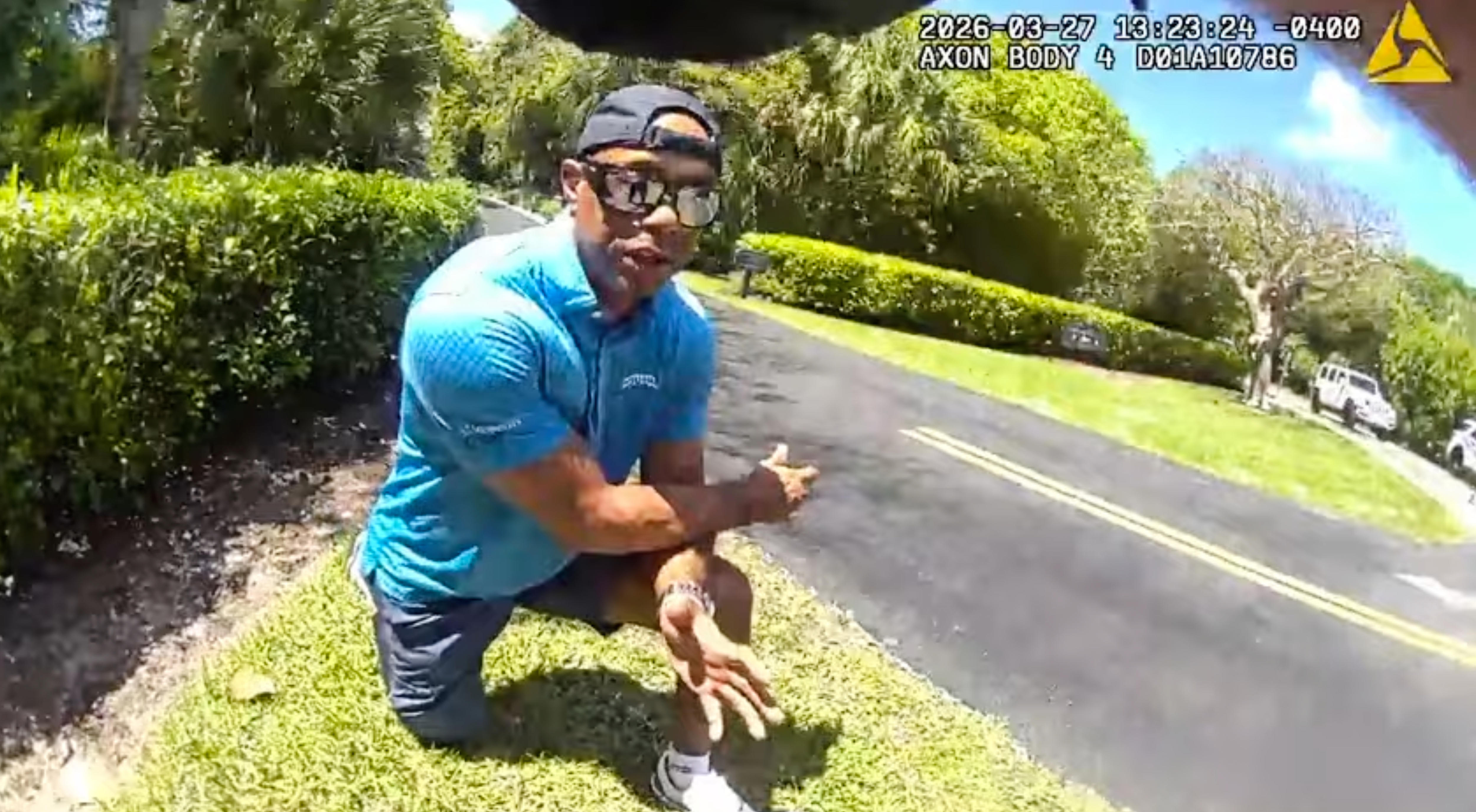 Uma imagem estática da câmera corporal de Tiger Woods falando com a polícia da Flórida após seu acidente de carro.