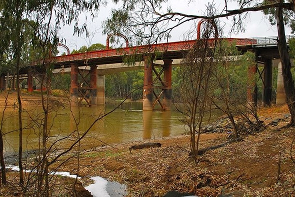 Murray River bridge between Echuca and Moama.