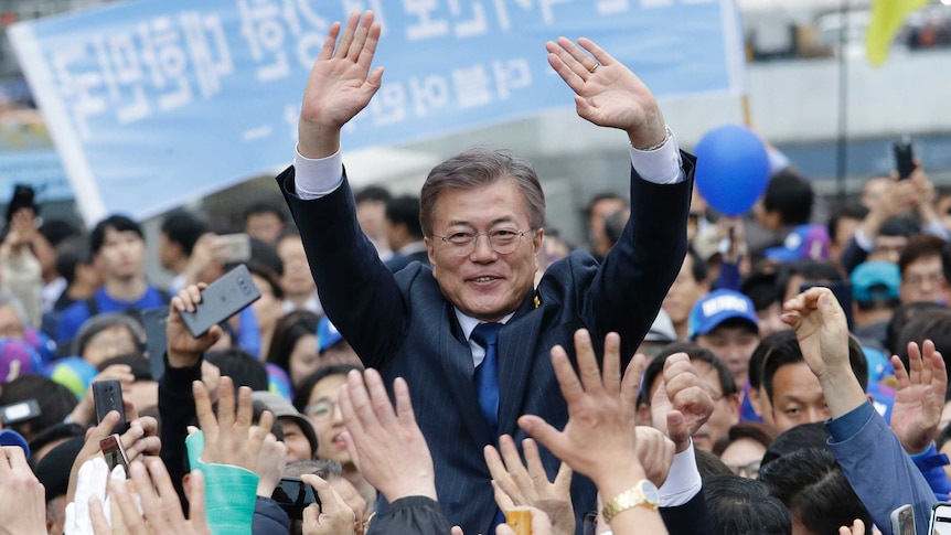 South Korea's presidential candidate Moon Jae-in from the Democratic Party waves to supporters.