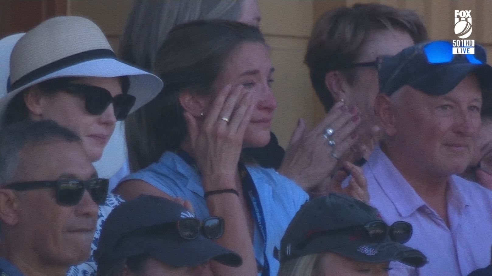 Eloise Carey enxuga uma lágrima nas arquibancadas durante um Ashes Test no Adelaide Oval.