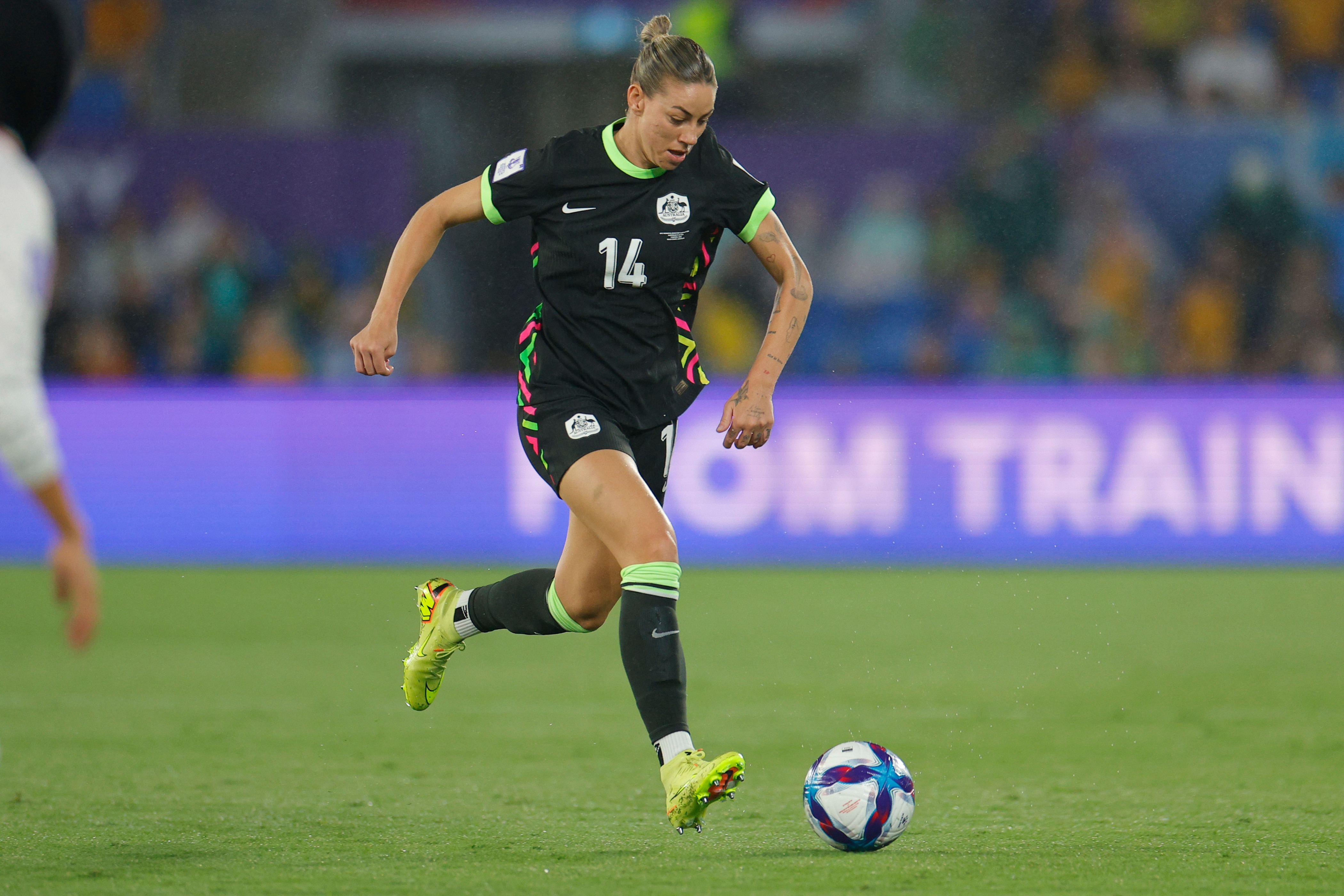 A jogadora do Matildas, Alanna Kennedy, corre com a bola durante um jogo