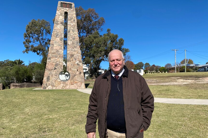 Southern Downs Regional Council Mayor Vic Pennisi stands near Stathorpe's temperature guage statue.