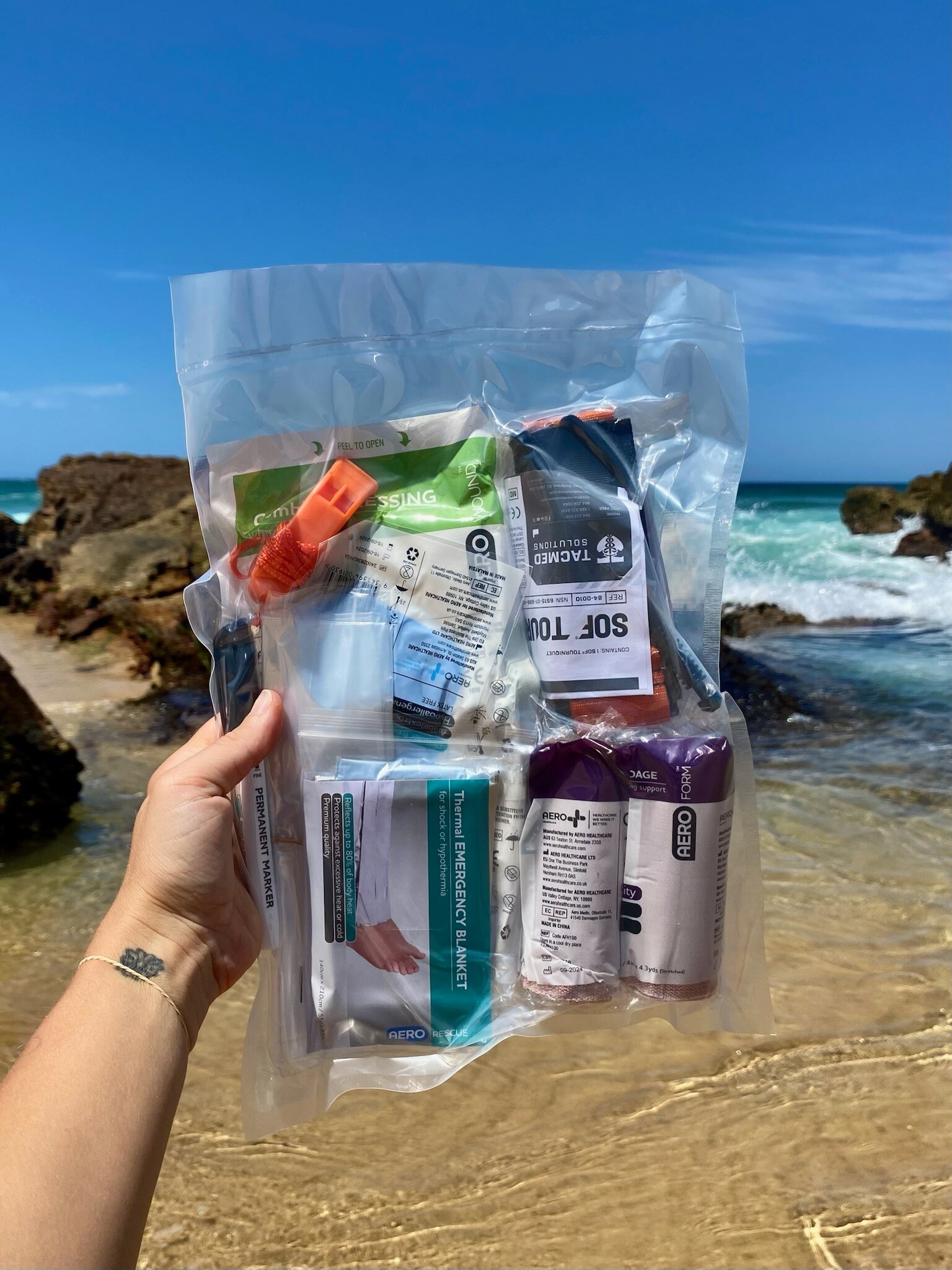 Suministros de primeros auxilios en una bolsa de plástico transparente.