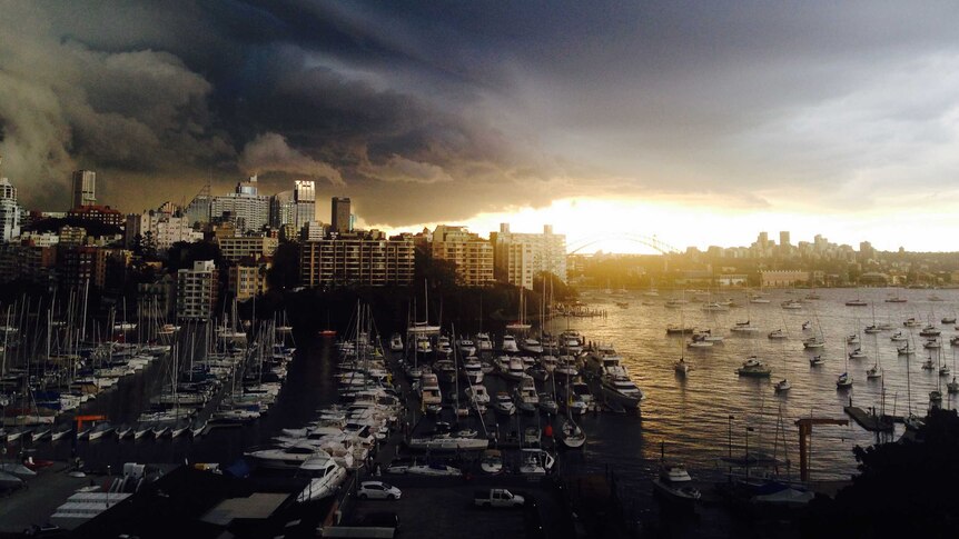 Severe storm rolls into Sydney on April 25, 2015