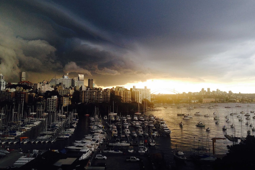 Severe storm rolls into Sydney on April 25, 2015