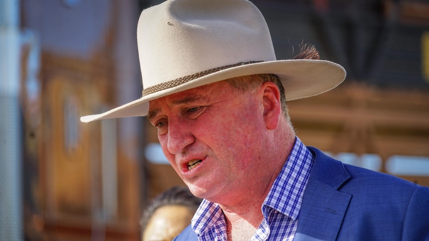 a middle-aged man in an akubra.